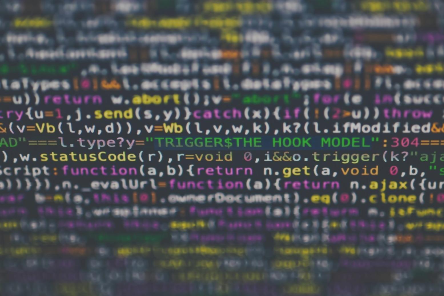 Étudiant concentré travaillant sur une station de travail avec plusieurs moniteurs affichant des logiciels de création 3D