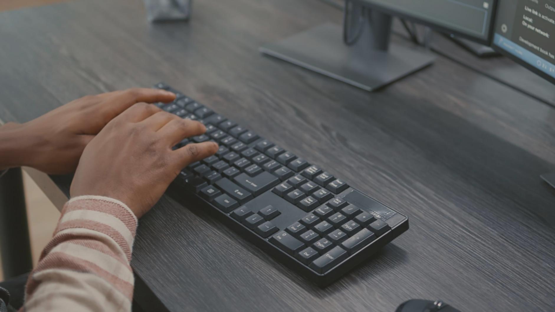 Espace de travail avec plusieurs écrans montrant des projets de modélisation 3D et des interfaces de développement logiciel